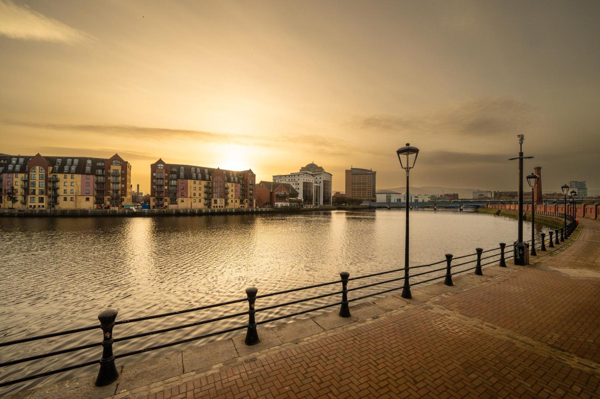 River Side Apartment, City Centre - Beautiful View And Free Parking! Belfast Esterno foto